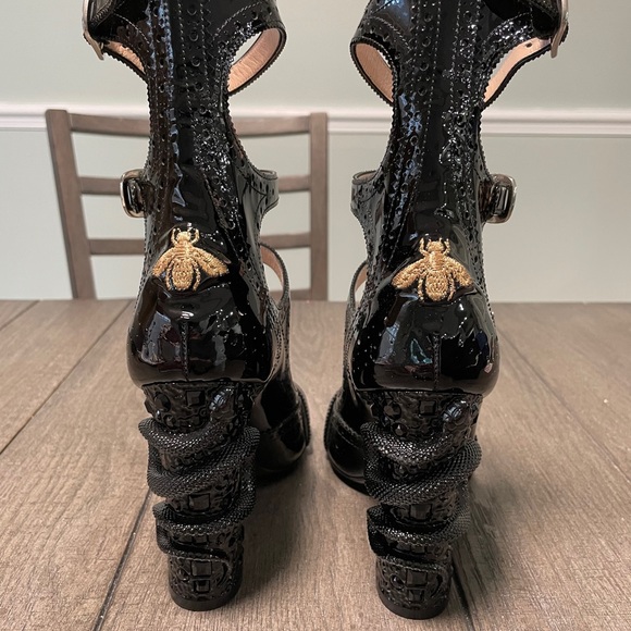 GUCCI PATENT LEATHER EMBELLISHED PUMPS - Picture 7 of 11